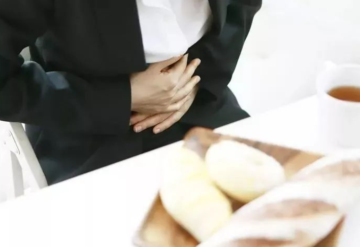 只是觉得胃疼,却意外查出“癌”,61岁阿姨崩溃,医生说手术做不了…