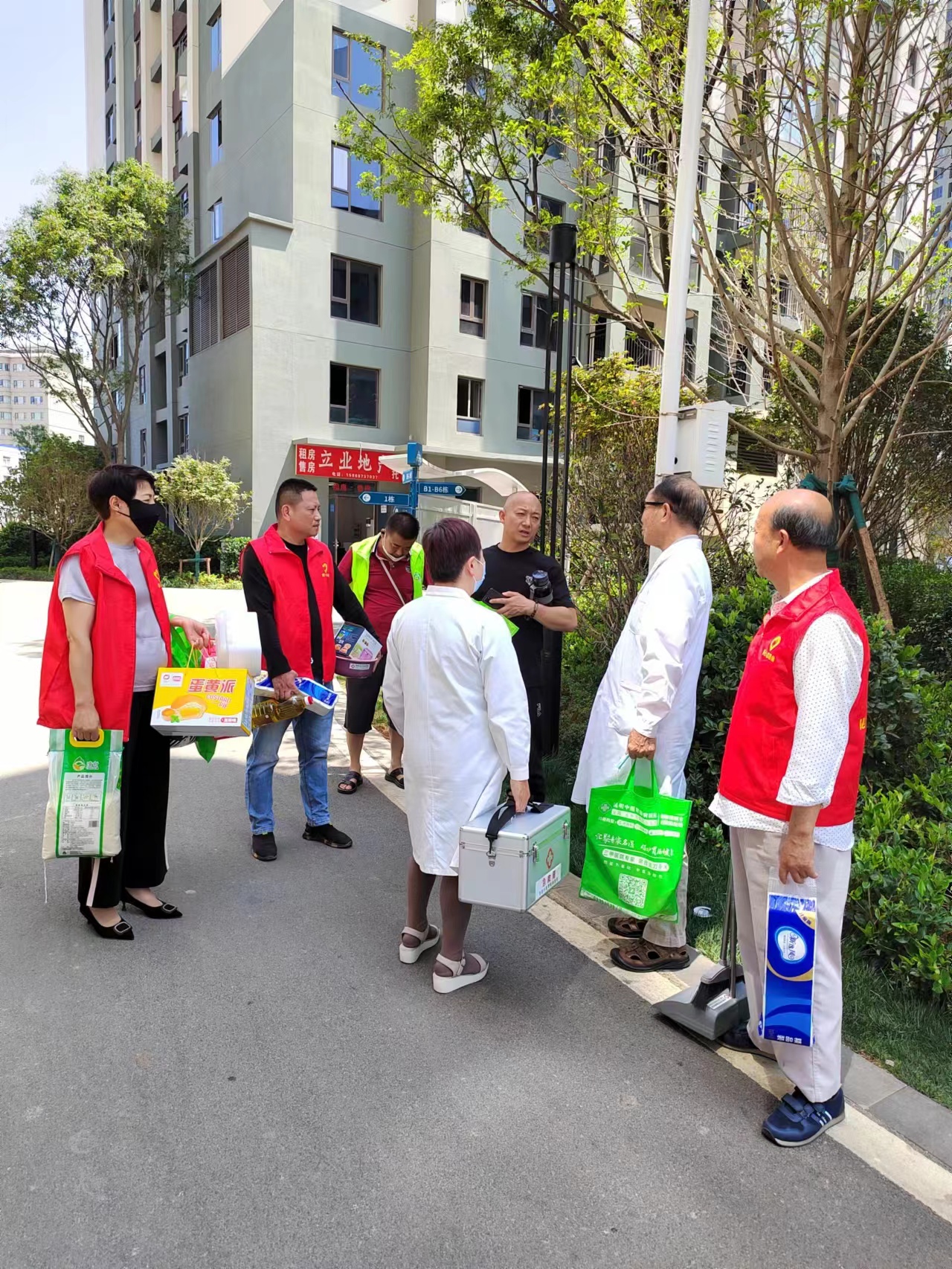 昆明中医胃肠病医院走进马村社区慰问困难群众送温暖